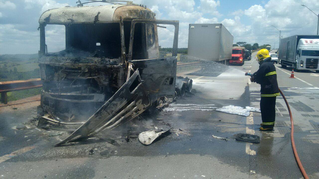 Carreta pega fogo na Fernão Dias em Nepomuceno Lavras TV