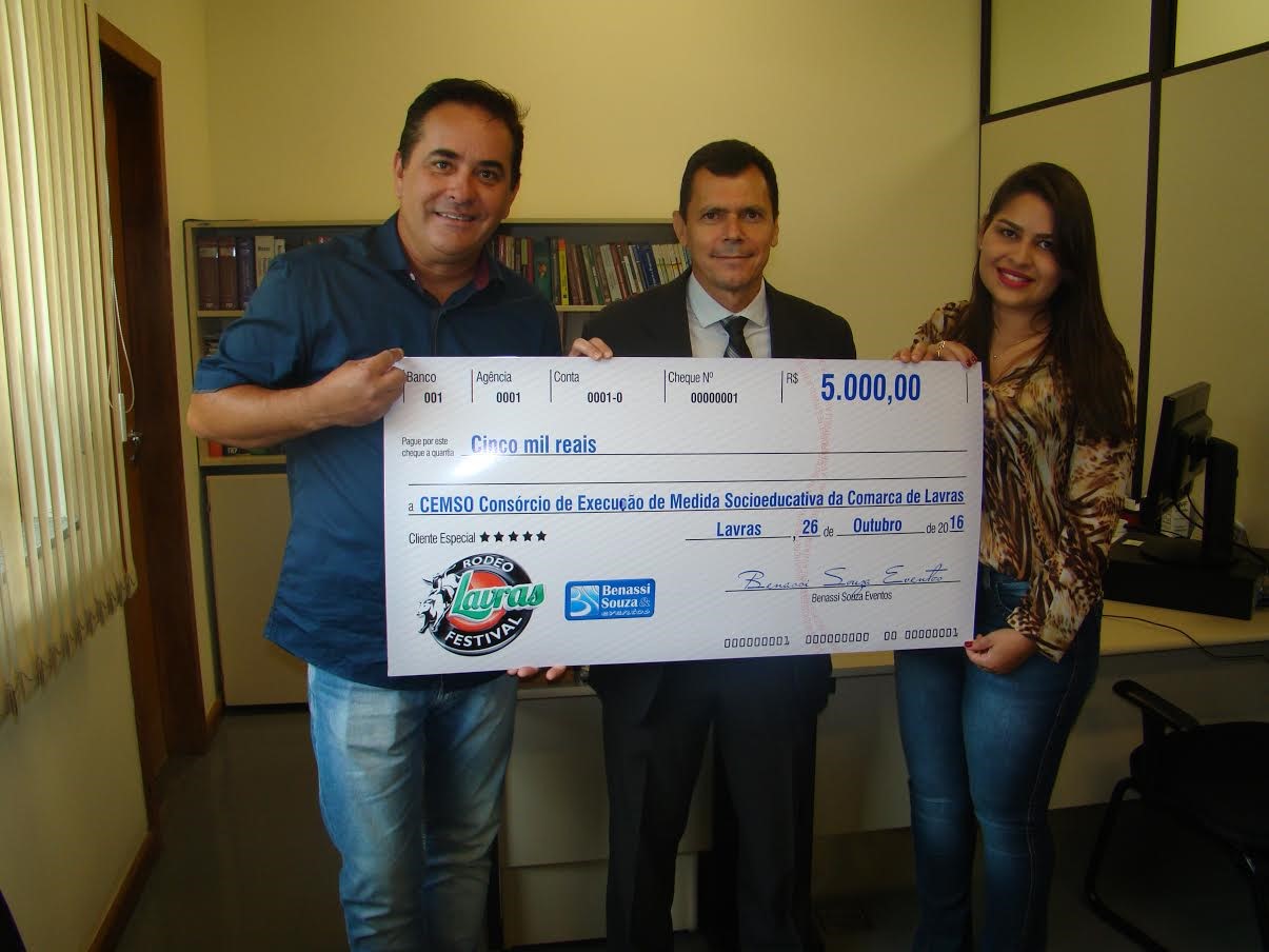 Entrega da doação ao CEMSO Marinho Benassi (Produtor do Lavras Rodeo), Dr. Celio Marcelino da Silva (Juiz de Direito da Comarca de Lavras) e Mayara Ribeiro Costa (Advogada e Coordenadora do Programa CEMSO de Lavras)