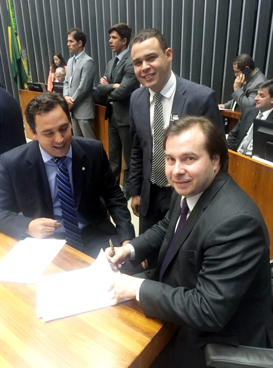 O deputado Diego Andrade (PSD), o vereador João Paulo Felizardo (PR) e o presidente da Câmara dos Deputados, Rodrigo Maia (DEM), que interrompeu os trabalhos da Casa Legislativa em Brasília na tarde desta quarta-feira para a homologação do canal digital da TV Câmara.