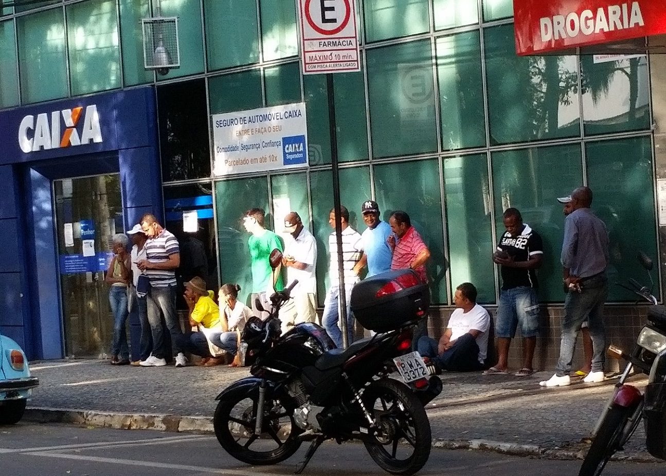 Em Lavras a fila na porta da agência da Caixa começou cedo