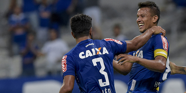 BELO HORIZONTE / BRASIL (02.03.2017) Henrique e Leo, comemoram 2º gol, no jogo entre Cruzeiro e Caldense, no Mineirão, em Belo Horizonte-MG, pela 5ª rodada do Campeonato Mineiro de 2017. © Washington Alves/Cruzeiro
