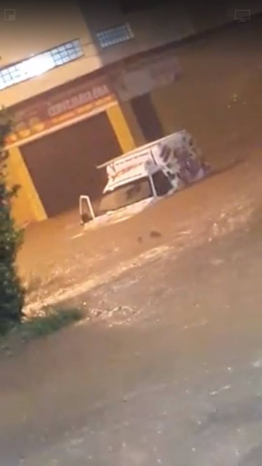 Na avenida JK um carro ficou coberto pela água