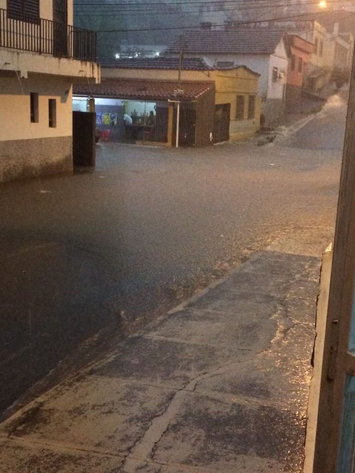 Rua Jânio Quadros tomada pela água