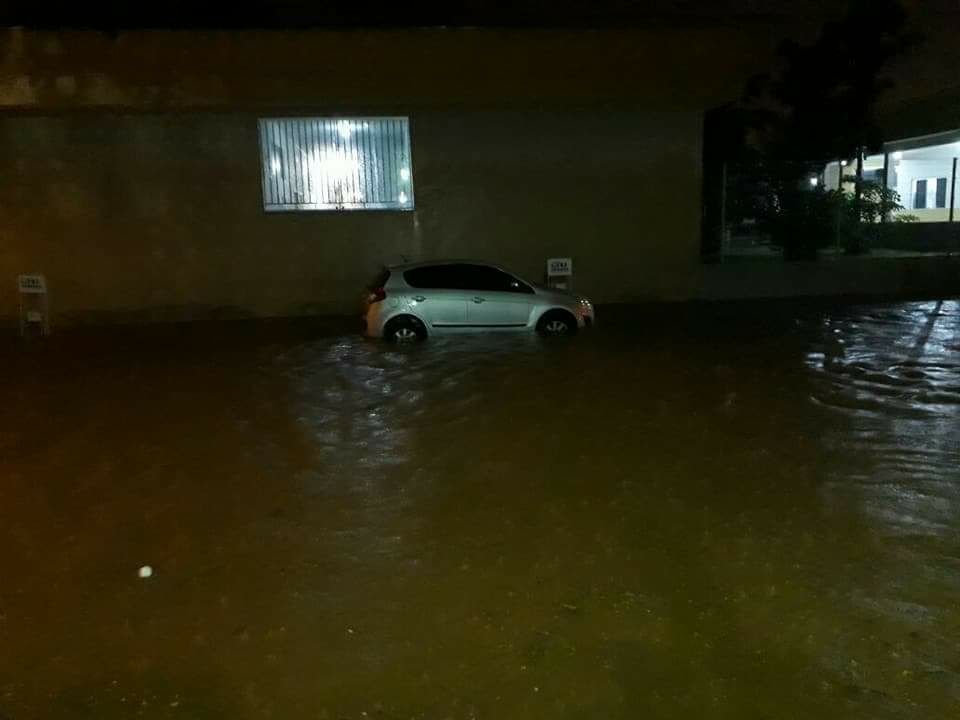Alagamento em frente ao ginásio do Colégio CENEC, na zona norte