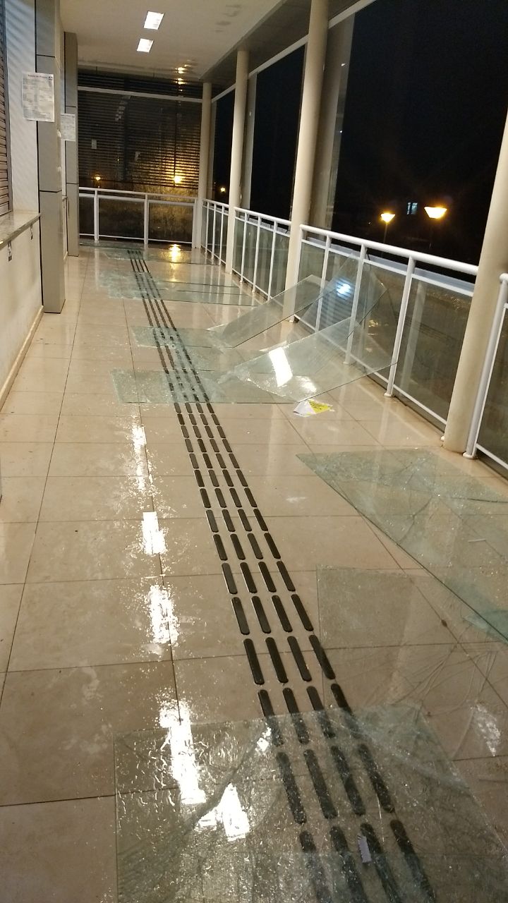 Parede de vidro na UFLA foi arrancada pelo vento