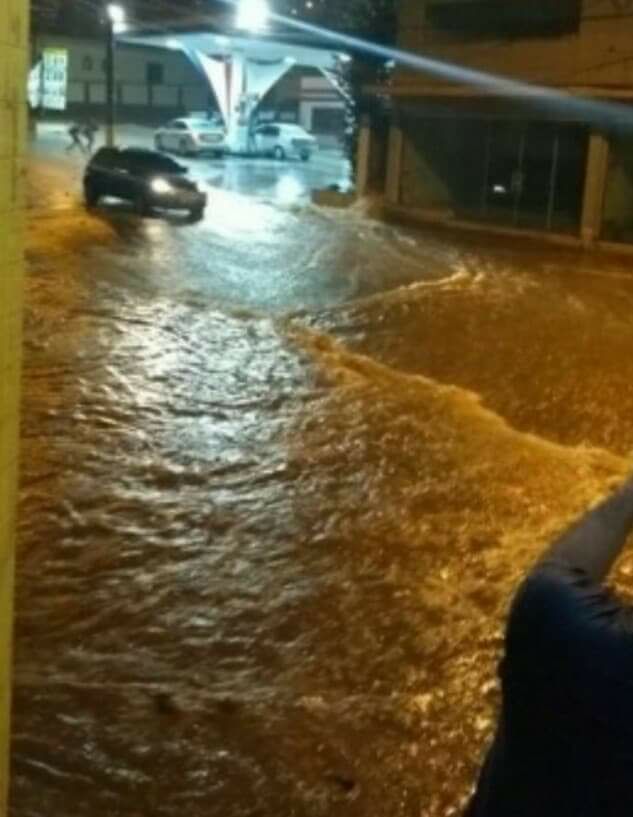 Na avenida JK teve alagamento