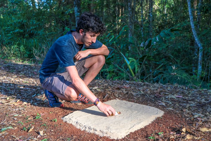 Pesquisador Mateus Dias prepara parcela de areia durante inventário faunístico