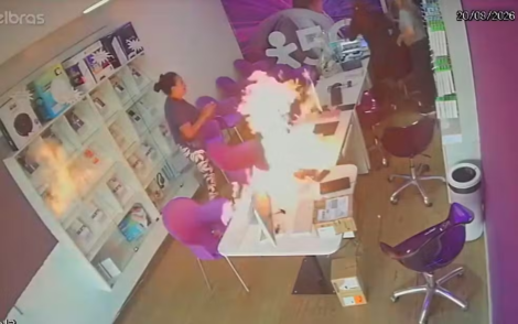 Mulher ateia fogo em equipamentos e parte para cima de funcionárias em loja de telefonia em Lambari