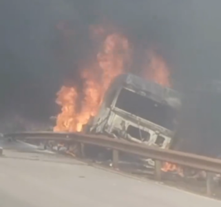 BR-381: caminhões pegam fogo após batida, e acidente interdita rodovia na Grande BH